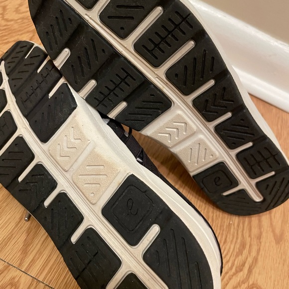 Easy Spirit Breathable Tennis Shoes, Black, White, Gray Floral, Thick Soles, EUC - Picture 4 of 9